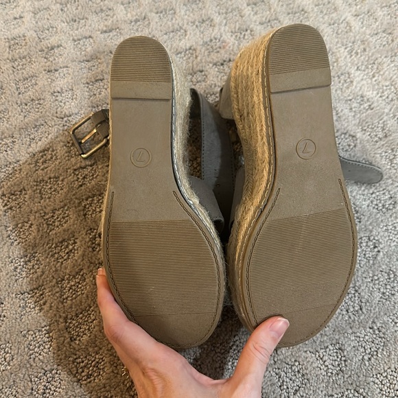 Universal Thread Gray Wedges - Picture 3 of 3